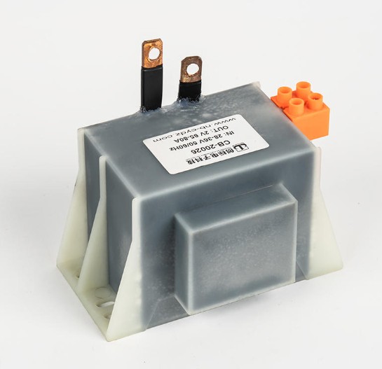 Hva er de viktigste designhensynene for varmespredning i R-type transformatorer for installasjonsmiljøer med høy tetthet?