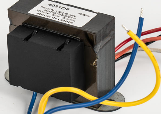 Er det normalt at en lavfrekvent klimaanleggstransformator blir varm?