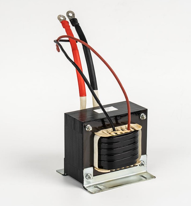 Hvilke fenomener forårsaker kjernemetning i en invertertransformator?